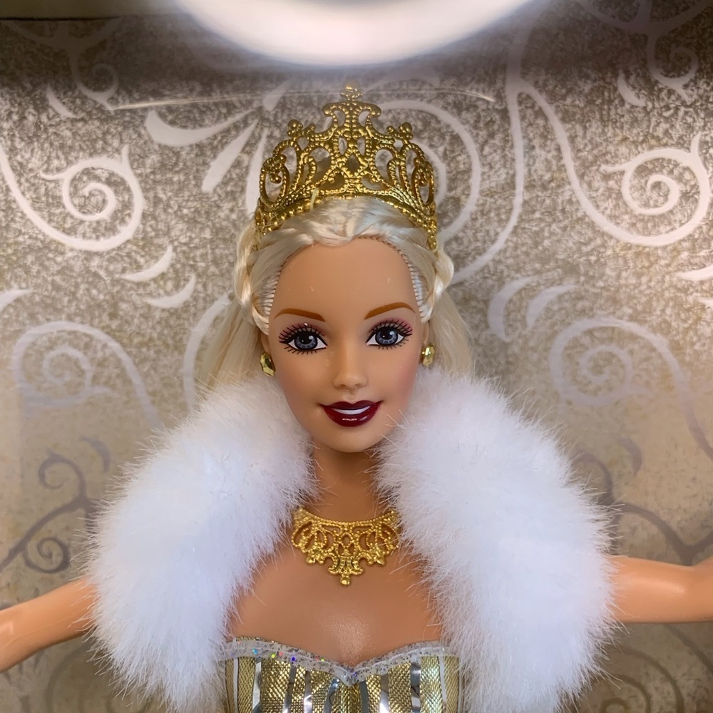Collectable(88) Vintage Barbie Celebration Doll in Gold and White 2000 - Picture 2 of 11